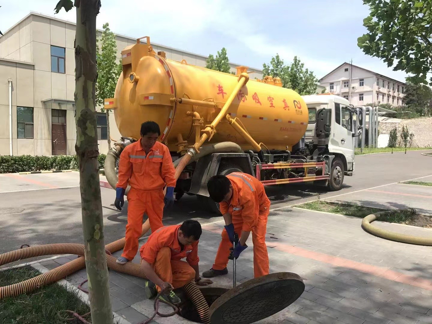 锡林浩特管道疏通车停在窨井附近