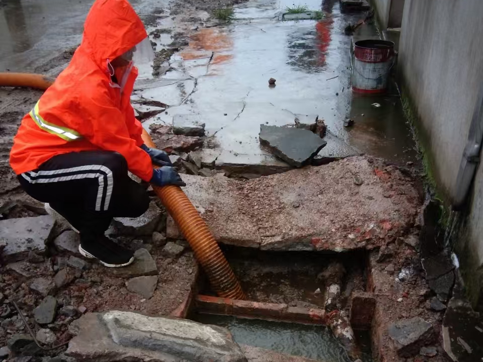 锡林浩特专业清理污水池 炜誉市政以规范流程守护城市 “肠道”