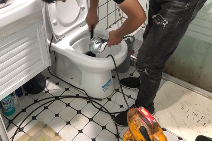锡林浩特马桶堵塞自己疏通还是找师傅?专业上门服务让你省时更省心