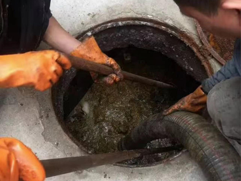 锡林浩特清理化粪池时如何避免沼气的危害?